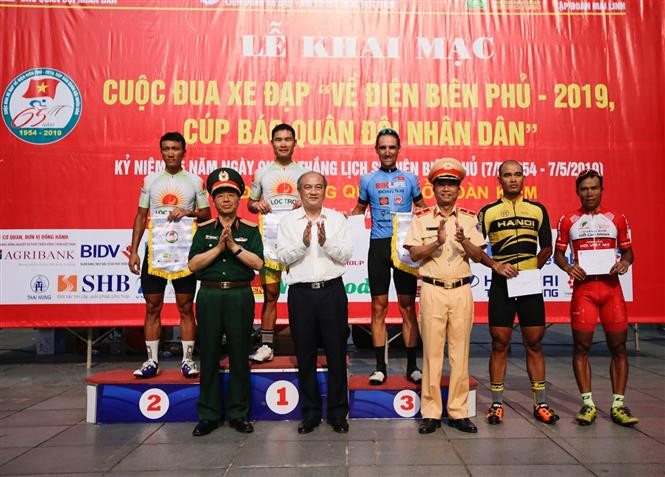 Awards ceremony for cyclists finishing the laps first (Photo: VNA)
