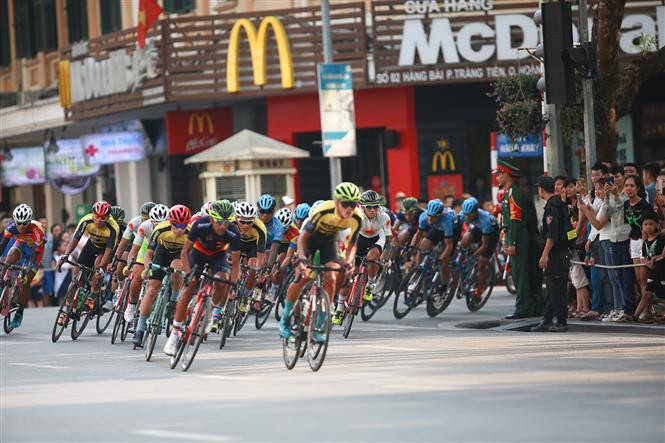 The tournament also includes laps around Hoan Kiem Lake in Hanoi and around Son La and Dien Bien Phu cities (Photo: VNA)
