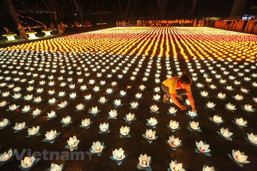 Tam Chuc Buddhist Cultural Centre is illuminated with tens of thousands of flower-shaped lanterns during the 16th UN Day of Vesak to pray for global peace (Photo: VNA)