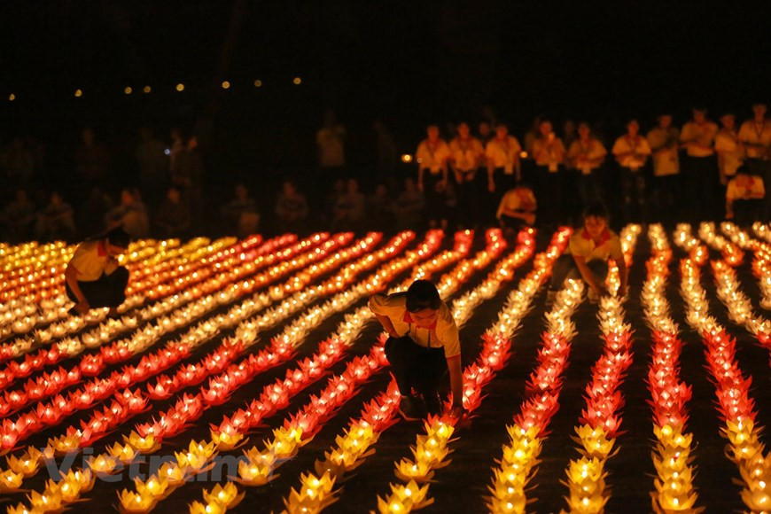 Tam Chuc Buddhist Cultural Centre is illuminated with tens of thousands of flower-shaped lanterns during the 16th UN Day of Vesak to pray for global peace (Photo: VNA)