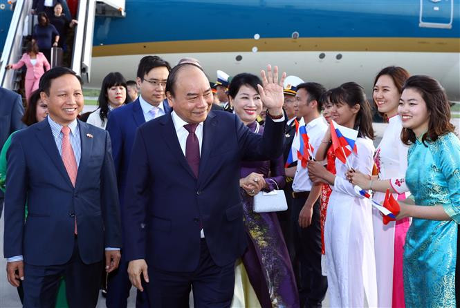 Prime Minister Nguyen Xuan Phuc and his spouse are welcomed at Pulkovo 1 airport (Photo: VNA)