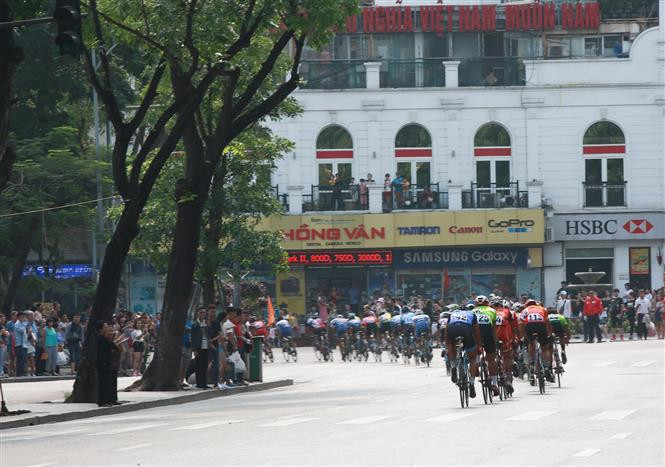 Seventy cyclists from 12 local teams and two foreign teams from Japan and the Philippines participate in the tournament, which runs from Hanoi to Hoa Binh, Son La and Dien Bien provinces (Photo: VNA)