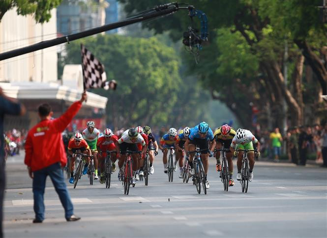 Cyclists storm through the finish line (Photo: VNA) 