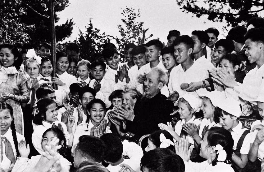 President Ho Chi Minh visits Vietnamese and Soviet kids in an international summer camp in Tukovo, 90km from Moscow, July 16, 1957 (Photo: VNA archives)