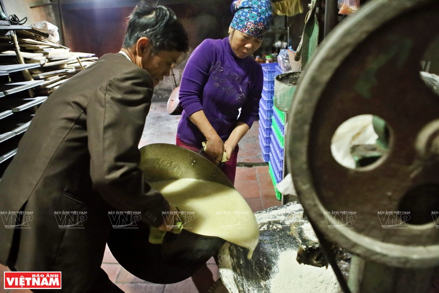 Flour, sugar, malt and ginger mixture is poured into a large pan to stir (Photo: VNA)