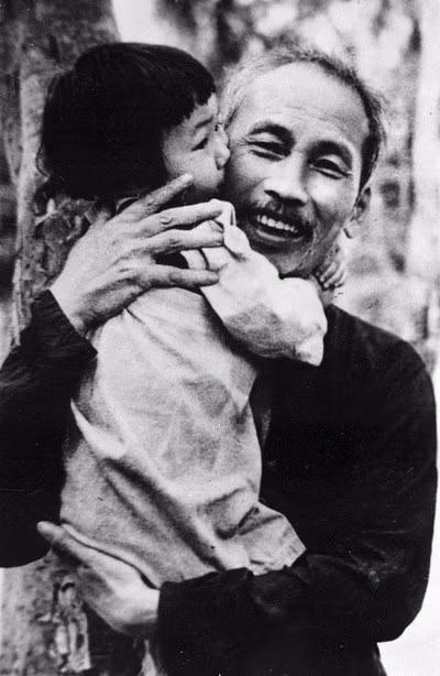 President Ho Chi Minh always cares about children, 1950 (Photo: VNA archives)