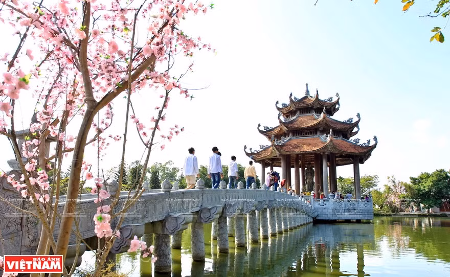 Quan Am (Guan Yin) palace inside Nom pagoda, is situated in the middle of a lake (Photo: VNA)