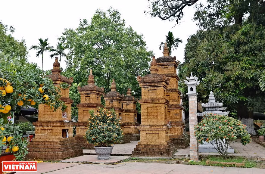 Behind the houses of worship is a garden of laterite stupas preserved intact despite the passage of time (Photo: VNA)