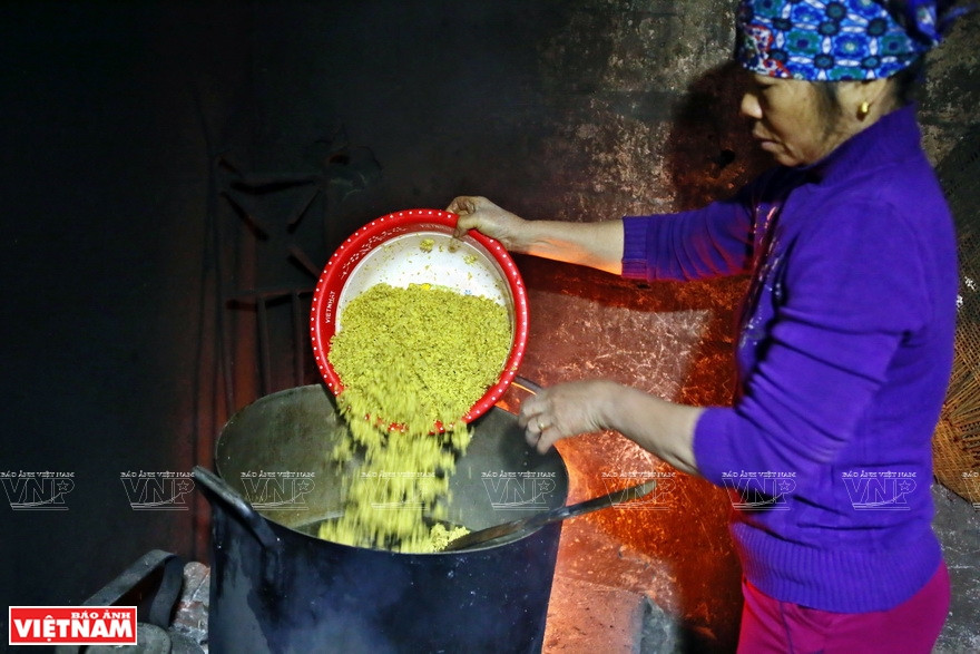 ‘Che lam Thach Xa’ is made from glutinous rice flour, ginger, refined sugar and malt (Photo: VNA)