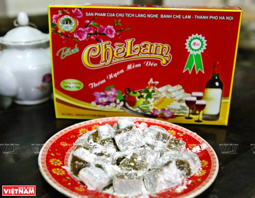 ‘Che lam Thach Xa’ tastes very yummy when being served with hot tea (Photo: VNA)
