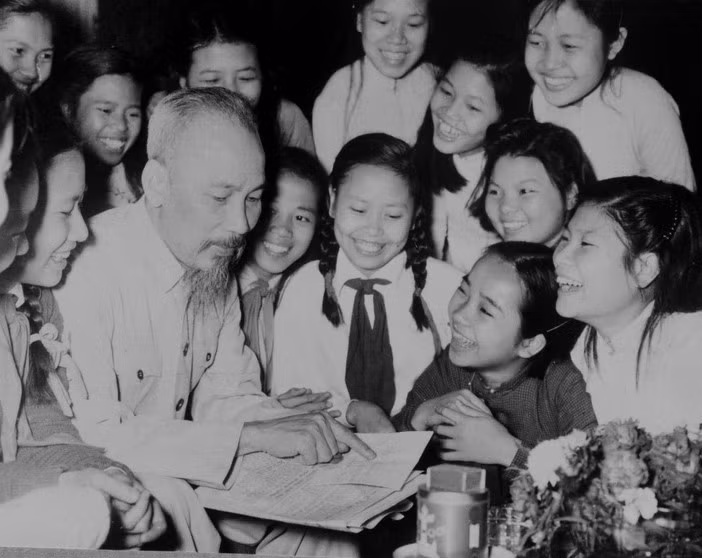 Pupils from Trung Vuong secondary school wish President Ho Chi Minh happy birthday, May 19, 1956 (Photo: VNA)