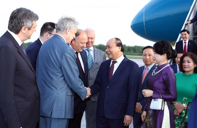 Representatives of Russian Ministry of Foreign Affairs and Saint Petersburg city welcome Prime Minister Nguyen Xuan Phuc and his spouse at Pulkovo 1 airport (Photo: VNA)
