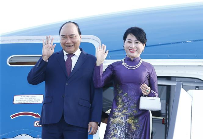 Prime Minister Nguyen Xuan Phuc (L) and his spouse (R) arrive at Pulkovo 1 airport, Saint Petersburg (Photo: VNA)