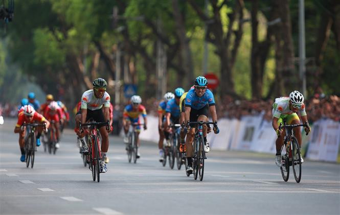 Cyclists race around Hoan Kiem (Sword) Lake, Hanoi (Photo: VNA)
