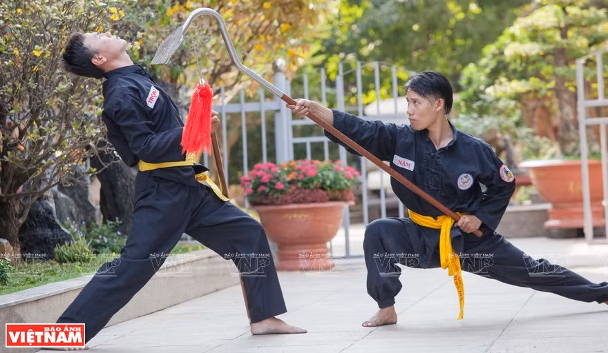 A Takhado practitioner uses rake as a weapon to attack his enemy (Photo: VNA) 
