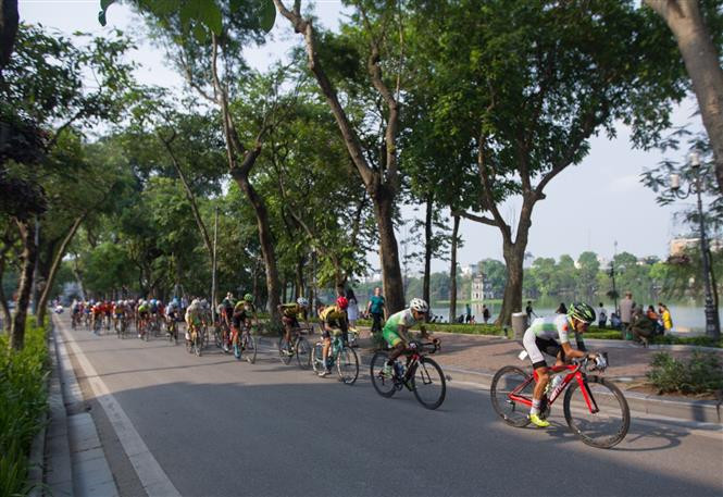 Cyclists race around Hoan Kiem (Sword) Lake, Hanoi (Photo: VNA)