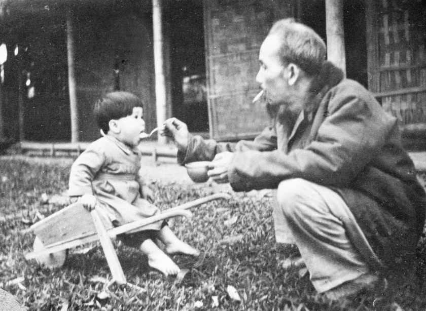 President Ho Chi Minh feeds a child when visiting a kid camp in Viet Bac battlefield, 1950 (Photo: VNA archives)