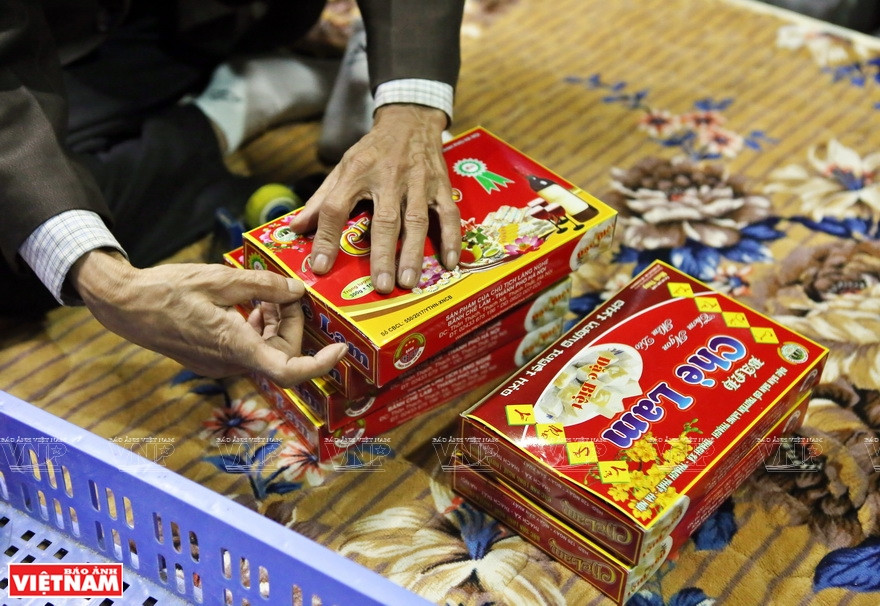 Each year, 60 professional households making ‘che lam’ in Thach Xa village produce some 200 tonnes of the dessert to serve the market (Photo: VNA)