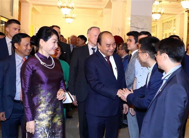Representatives of Vietnamese Embassy in Russia and Vietnamese expatriates welcome Prime Minister Nguyen Xuan Phuc and his spouse at Pulkovo 1 airport (Photo: VNA)