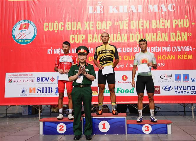 Awards ceremony for cyclists finishing the laps first (Photo: VNA)