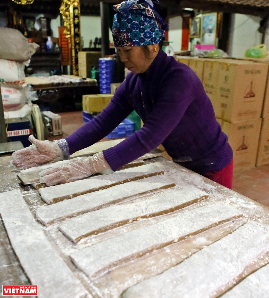Locals in Thach Xa village need no measuring tools to cut the dough into perfectly even sheets (Photo: VNA)