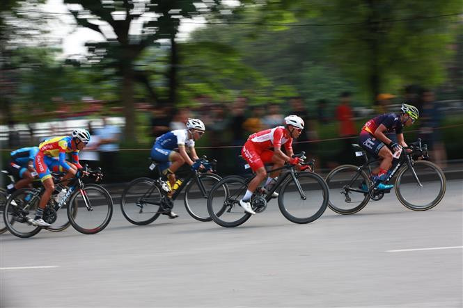 Cyclists speed up when it comes to the last lap (Photo: VNA) 