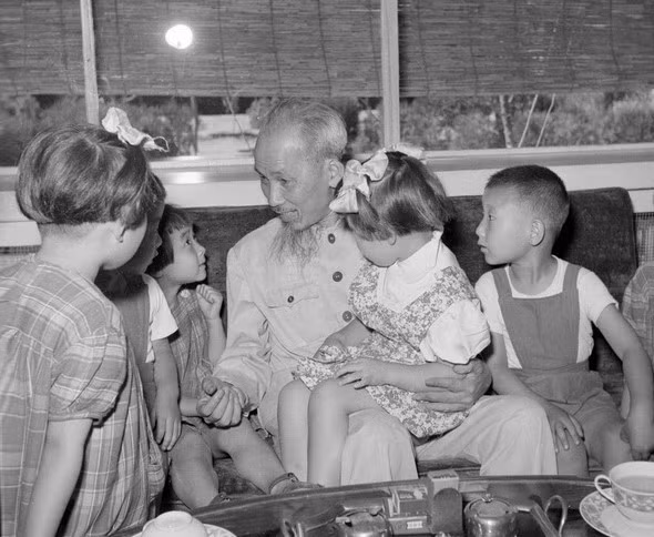 President Ho Chi Minh visits a kindergarten in Beijing, China, June 27, 1955 (Photo: VNA)