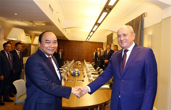 Prime Minister Nguyen Xuan Phuc meet with Markelov, Vice Chairman of Public Joint Stock Company Gazprom, a Moscow-based Oil Company, as part of his official visit to Russia (Photo: VNA)