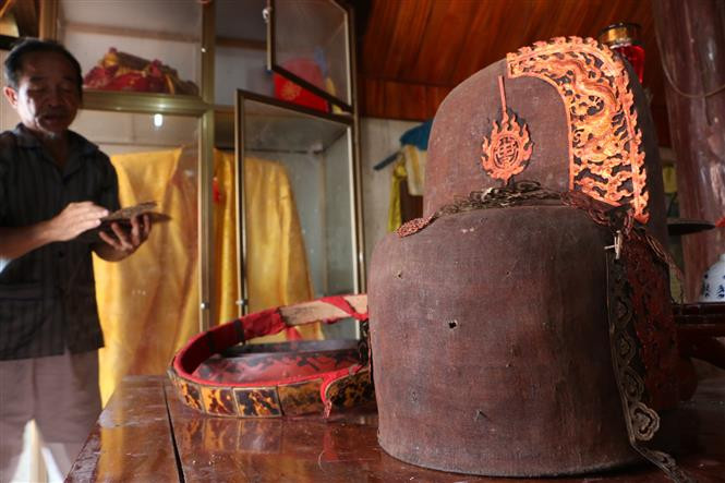 Bui Cam Ho’s mandarin hat displayed at the temple (Photo: VNA)