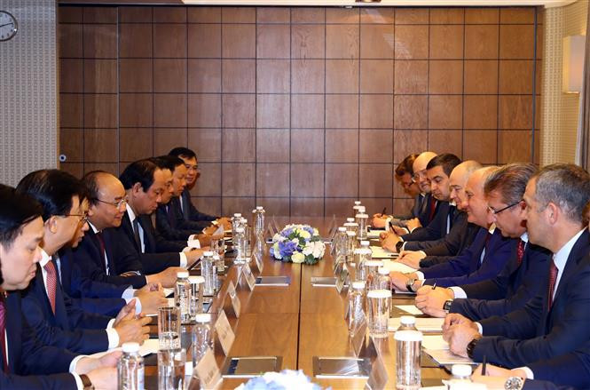 Prime Minister Nguyen Xuan Phuc meet with Markelov, Vice Chairman of Public Joint Stock Company Gazprom, a Moscow-based Oil Company as part of his official visit to Russia (Photo: VNA)