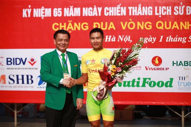  Cyclist Quang Van Cuong from Hat Ngoc Troi team wins the yellow jersey (Photo: VNA)