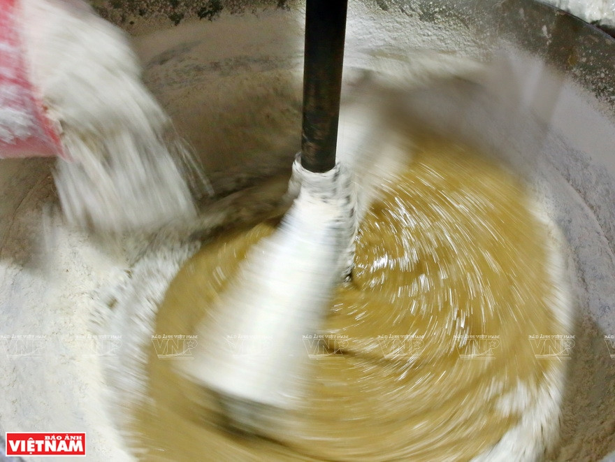 Flour, sugar, malt and ginger mixture is stirred for half an hour (Photo: VNA) 