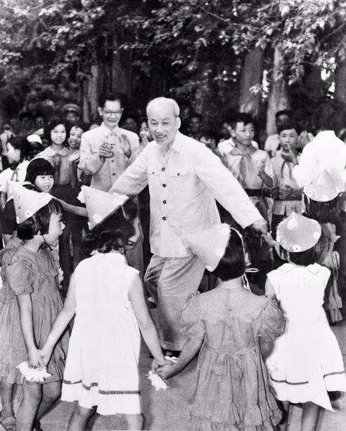 President Ho Chi Minh sings and dances with childrens at the Presidential Palace on the occasion of International Children’s Day, June 1, 1960 (Photo: VNA)