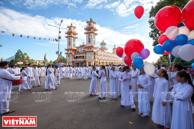 Hundreds of Caodai followers in Tay Ninh join celebrations of the festival 'Dai Le Via Duc Chi Ton'. (Photo: VNA)
