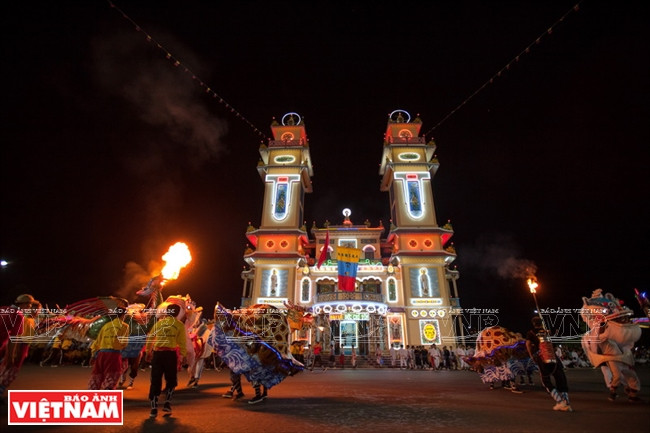 Dragon dance performance in 'Dai Le Via Duc Chi Ton', an annual festival dedicating to Caodaism's Supreme Being in Tay Ninh Holy See. (Photo: VNA) 