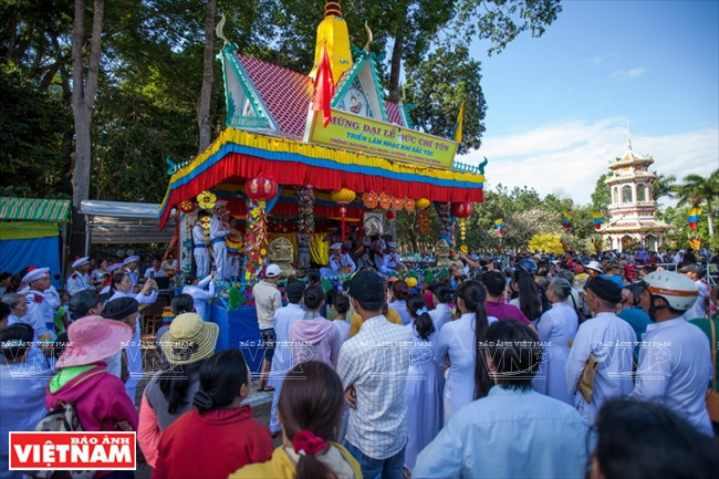 A crowd of local residents and tourists attend an exhibition on traditional musical instrument by ​Khmer followers of Caodaism during the festival 'Dai Le Via Duc Chi Ton'. (Photo: VNA) 