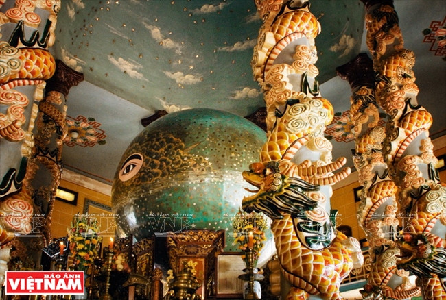 At the centre of the Holy See's main temple lies a sphere, the Universe Globe, with the giant Divine Eye shining out on it. The all-seeing Divine Eye represents the eye of heaven and the symbol of the religion's Supreme Being. (Photo: VNA)