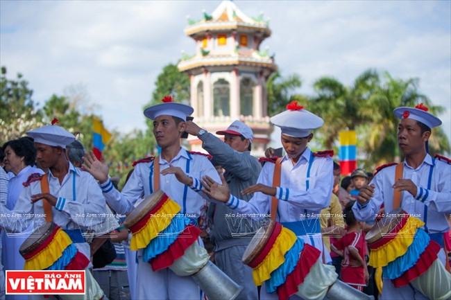 A group of musicians are performing in the festival 'Dai Le Via Duc Chi Ton'. (Photo: VNA) 
