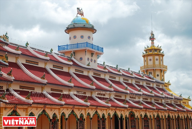 The Tay Ninh Holy See has unique architecture ​that combines various religious styles - Buddhism, Christianity, Muslim, Confucianism, Hindu and more. (Photo: VNA)