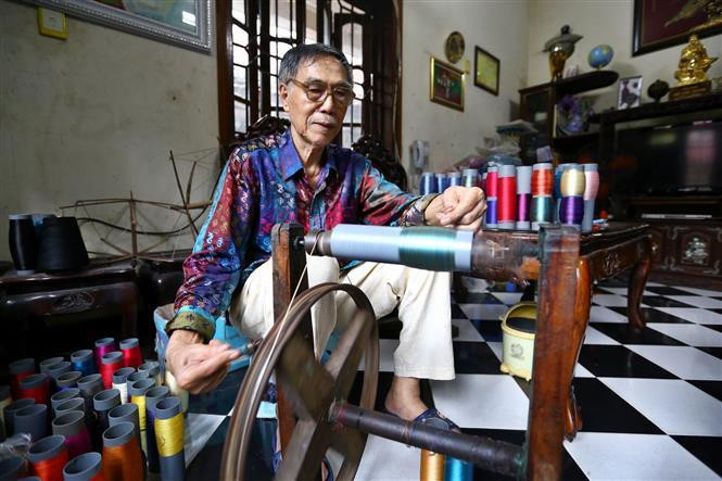 Van Phuc silk village has nearly 800 households preserving the traditions of making silk products (Photo: VNA)