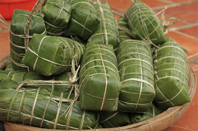Before the festival, Khmer families clean their houses and prepare ingredients for offerings, which usually include Tet (cylindrical sticky rice) cakes and traditional dishes (Photo: VNA)