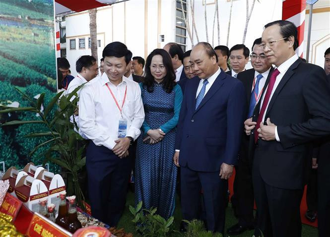 Prime Minister Nguyen Xuan Phuc and delegates attend a fair on the sidelines of Lang Son Investment Promotion Conference 2019 (Photo: VNA)