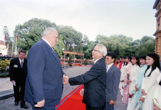 Prime Minister Phan Van Khai greets German Chancellor Helmut Kohl in Hanoi, November 17, 1995 (Photo: VNA)