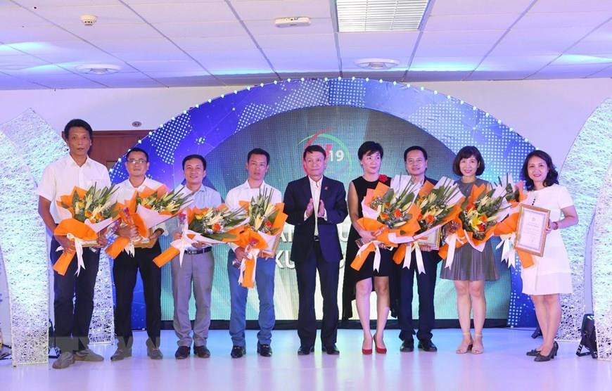 General Director of Vietnam News Agency Nguyen Duc Loi presents awards to journalists who are honoured with the best quality TV reports (Photo: VNA)