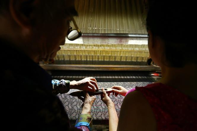 Van Phuc silk village has nearly 800 households preserving the traditions of making silk products (Photo: VNA)