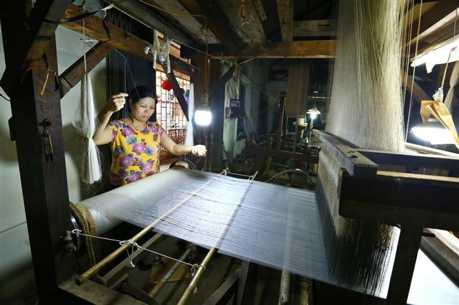 Making silk at Van Phuc Silk Village (Photo: VNA)