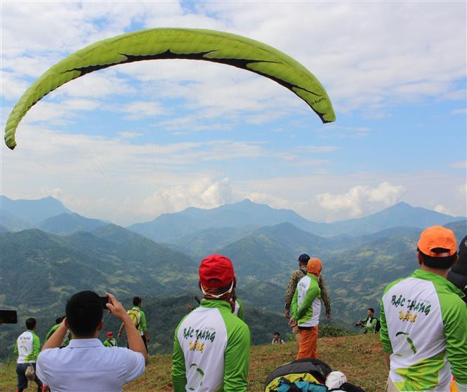 The annual paragliding festival, themed 'Flying over the golden paddies', is part of the 2019 Muong Lo Tourism-Culture Week and the Mu Cang Chai Terraced Field Festival (Photo: VNA)