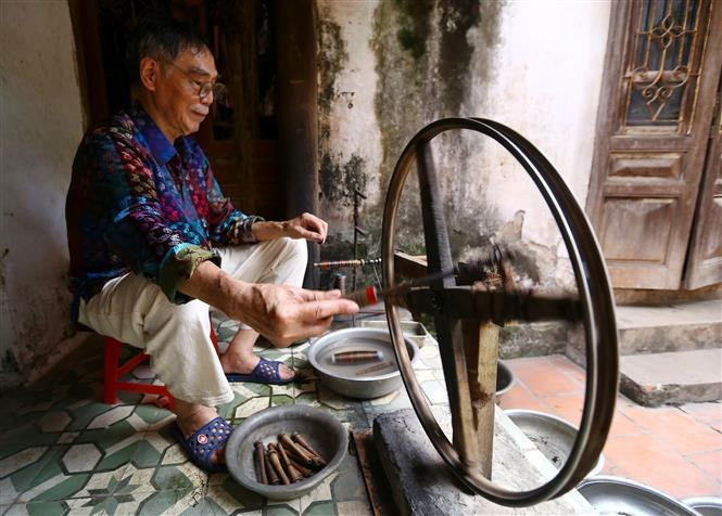 Van Phuc silk village has nearly 800 households preserving the traditions of making silk products (Photo: VNA)