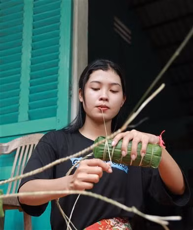 Tet cakes are manually wrapped in order to show sincerity to ancestors (Photo: VNA)