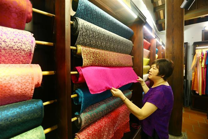 Van Phuc silk has been regarded as a unique village in Ha Noi where you can find many kinds of smooth, light weight and elegant silk (Photo: VNA)